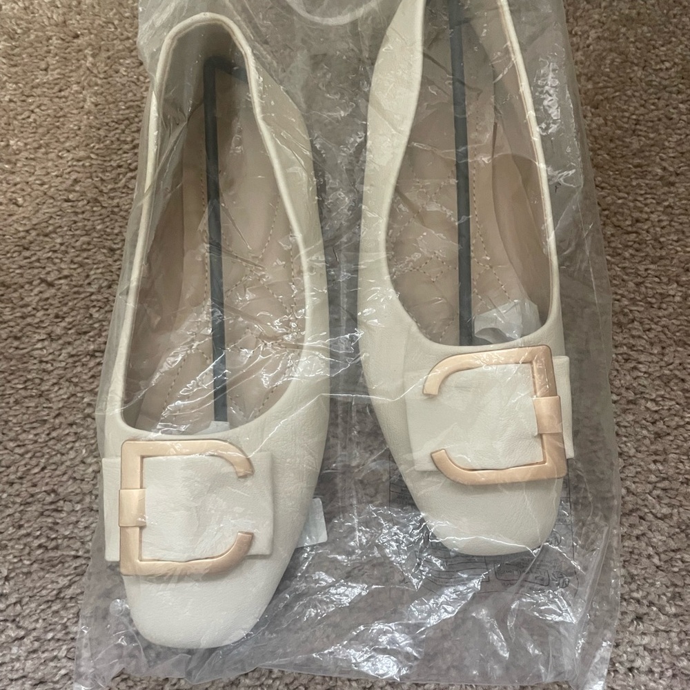 Elegant Cream Flats with Buckle Detail. Boutique. New. Size 10.